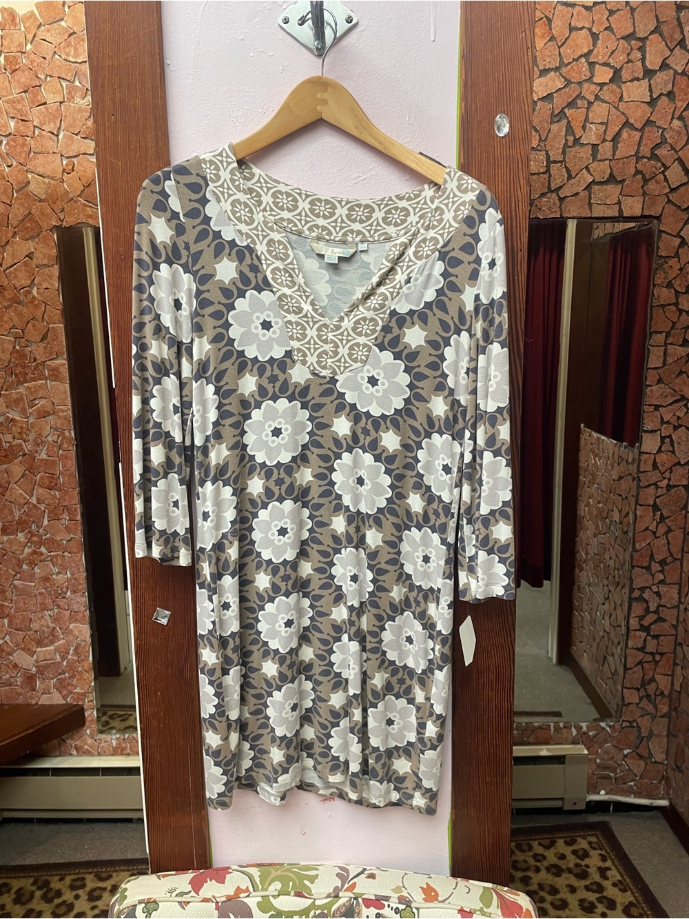 Boden Gray & White Floral Lace-Trim V-Neck Tunic